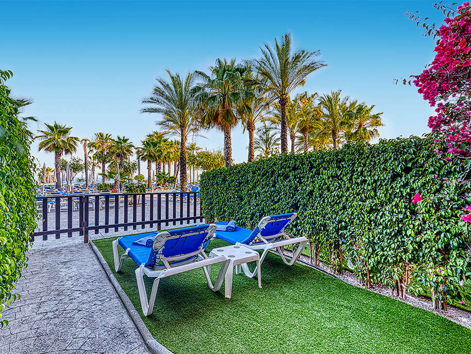 Een foto van het terras bij Playacalida Hotel