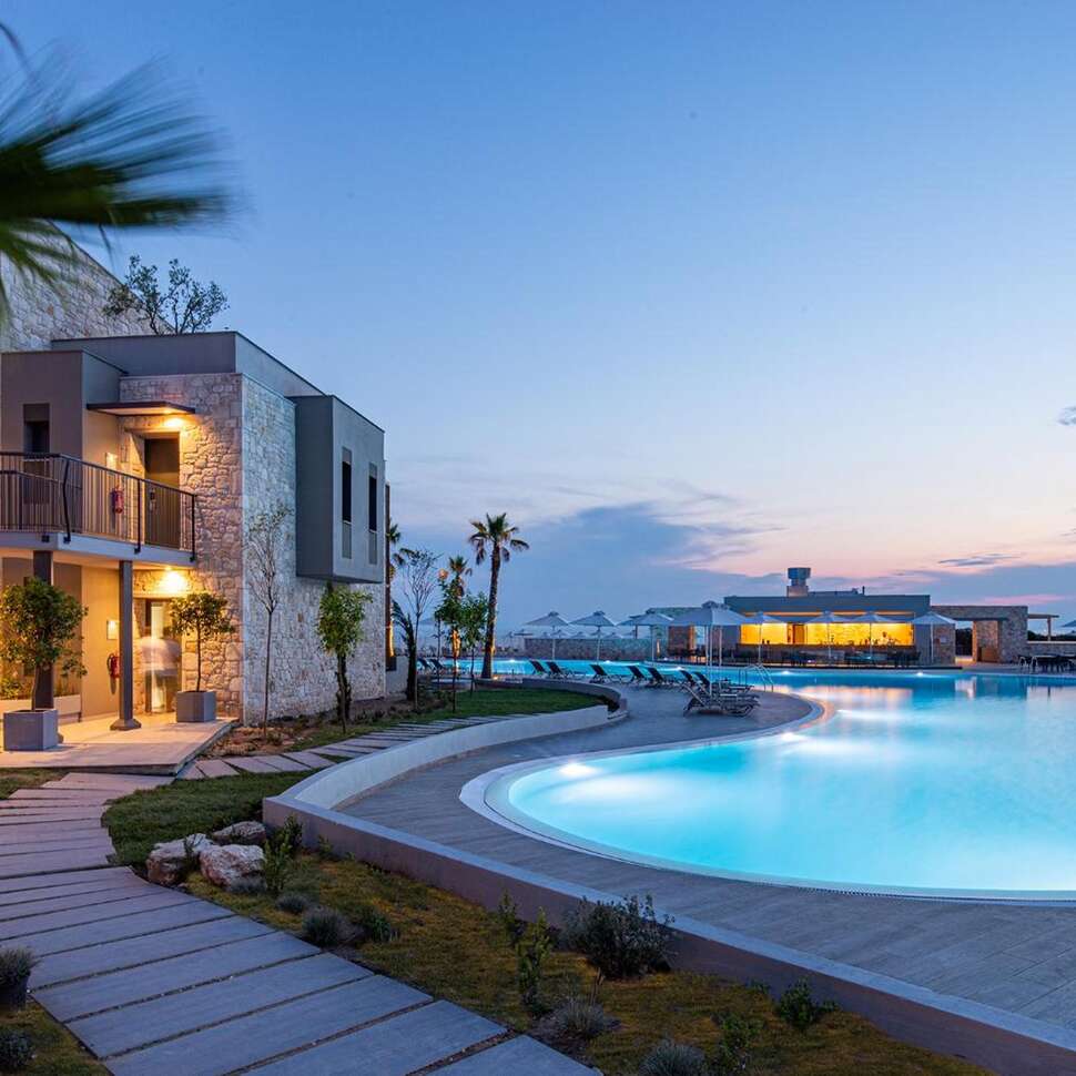 Een foto van het zwembad bij Portes Lithos Luxury Resort