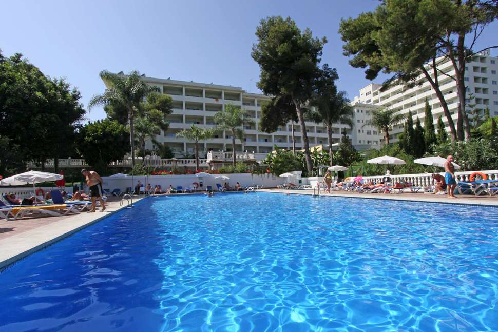 Een foto van het zwembad bij AluaSun Costa Park