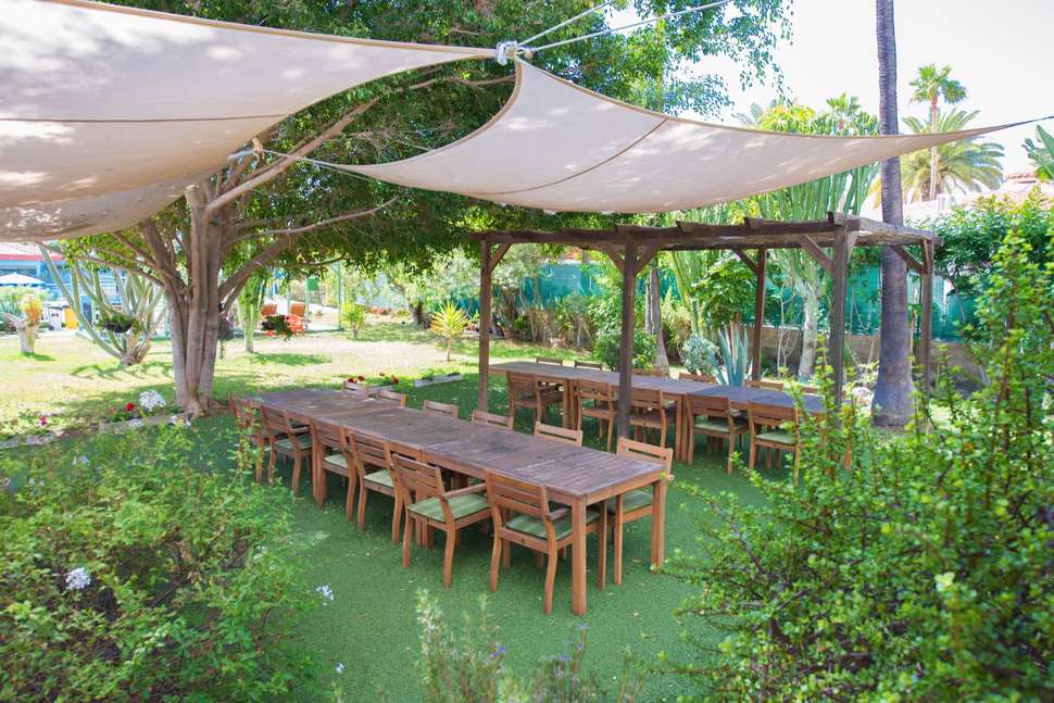 Een foto van het terras bij Artemisa Gay Bungalows