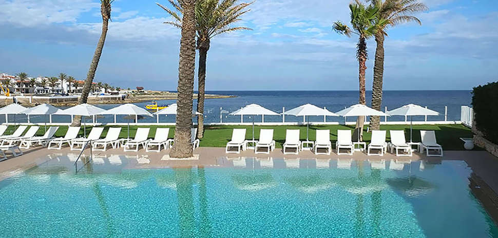 Een foto van het zwembad bij AluaSun Mediterraneo