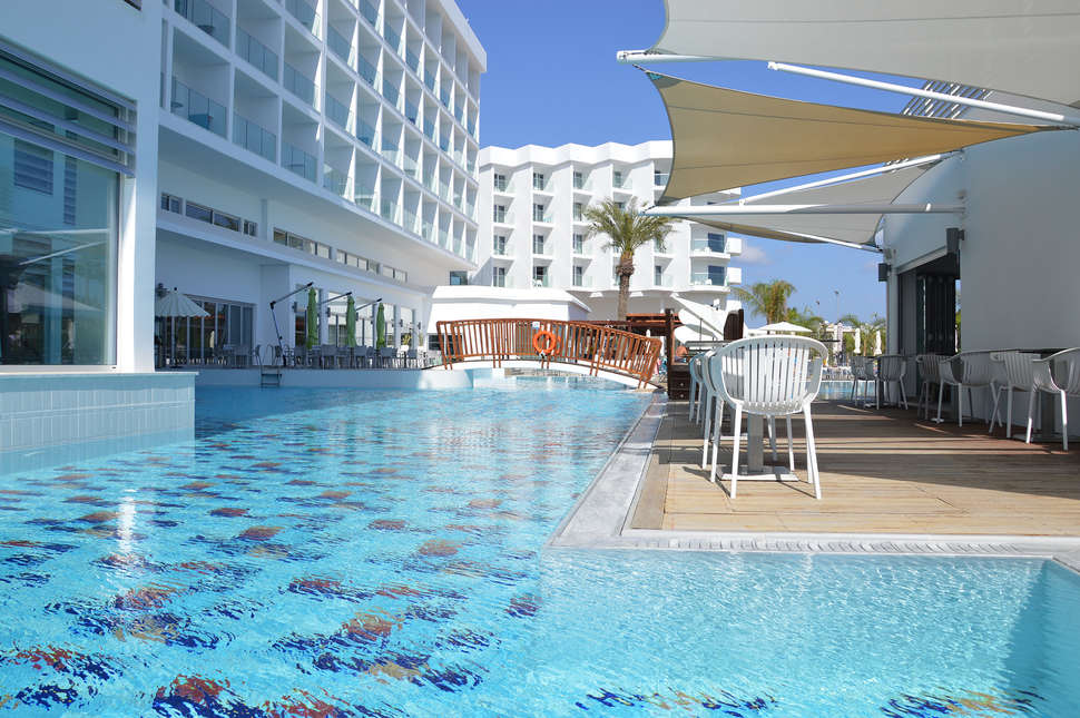 Een foto van het zwembad bij Vassos Nissi Plage Hotel