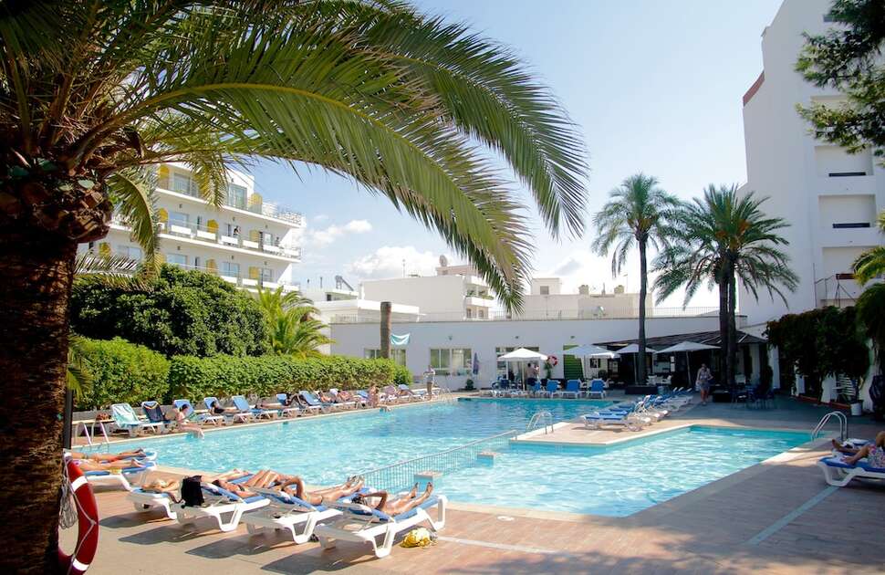 Een foto van het zwembad bij Hotel Tropical Ibiza