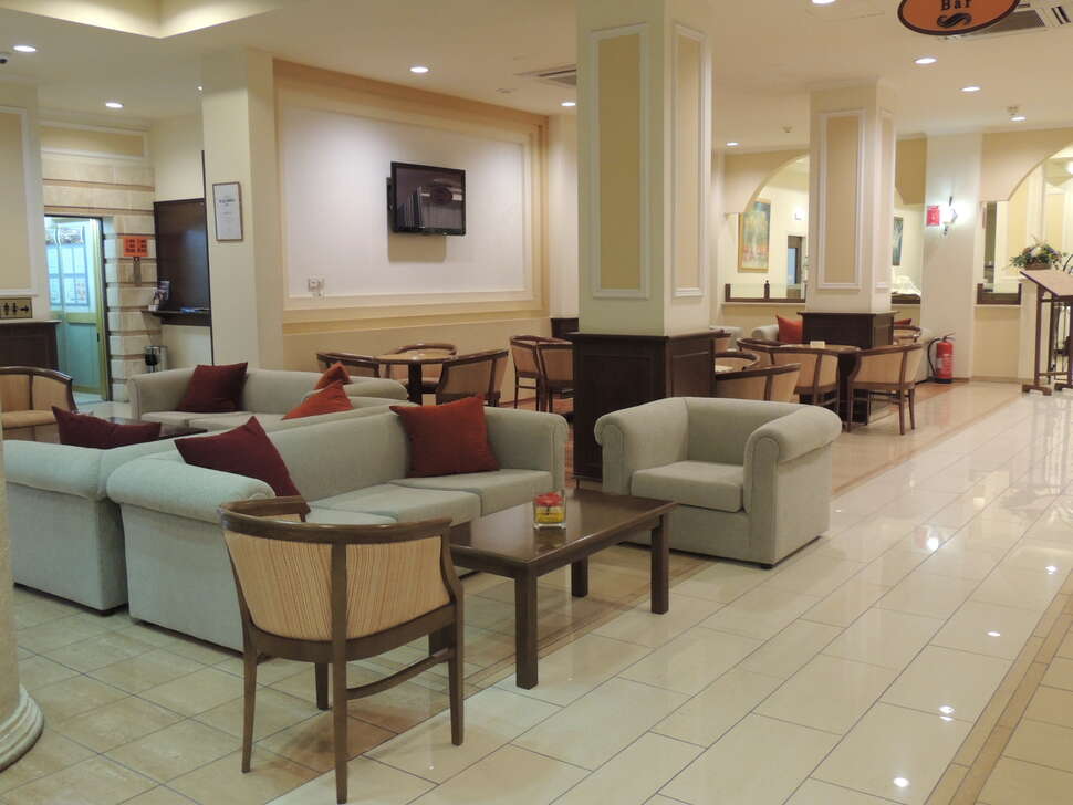 Een foto van het interieur van Anesis Hotel