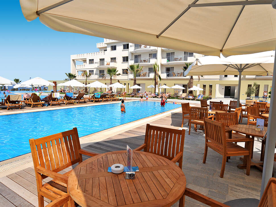 Een foto van het terras bij Capital Coast Resort & Spa