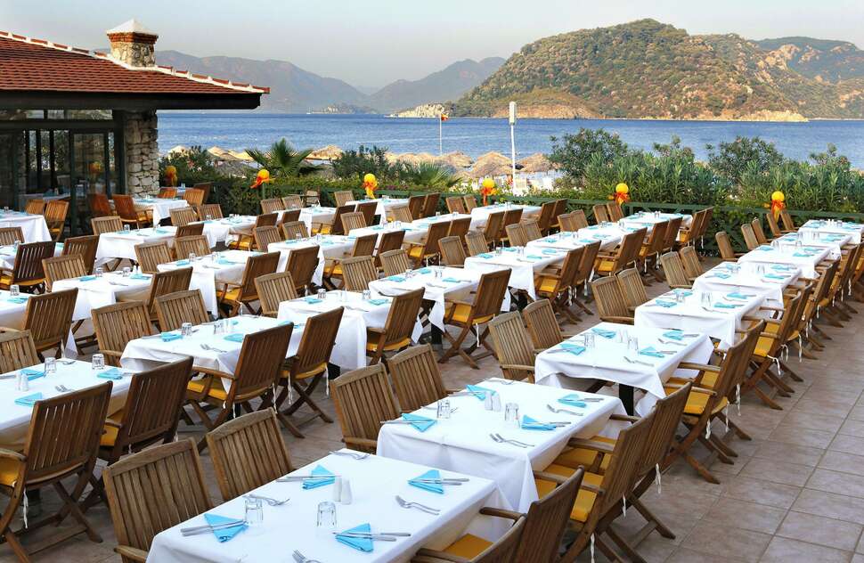 Een foto van het terras bij Marti Resort