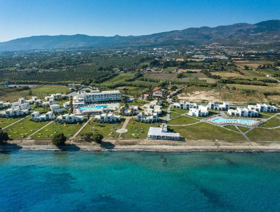 Ein Foto von der Außenansicht des Aeolos Beach Hotel