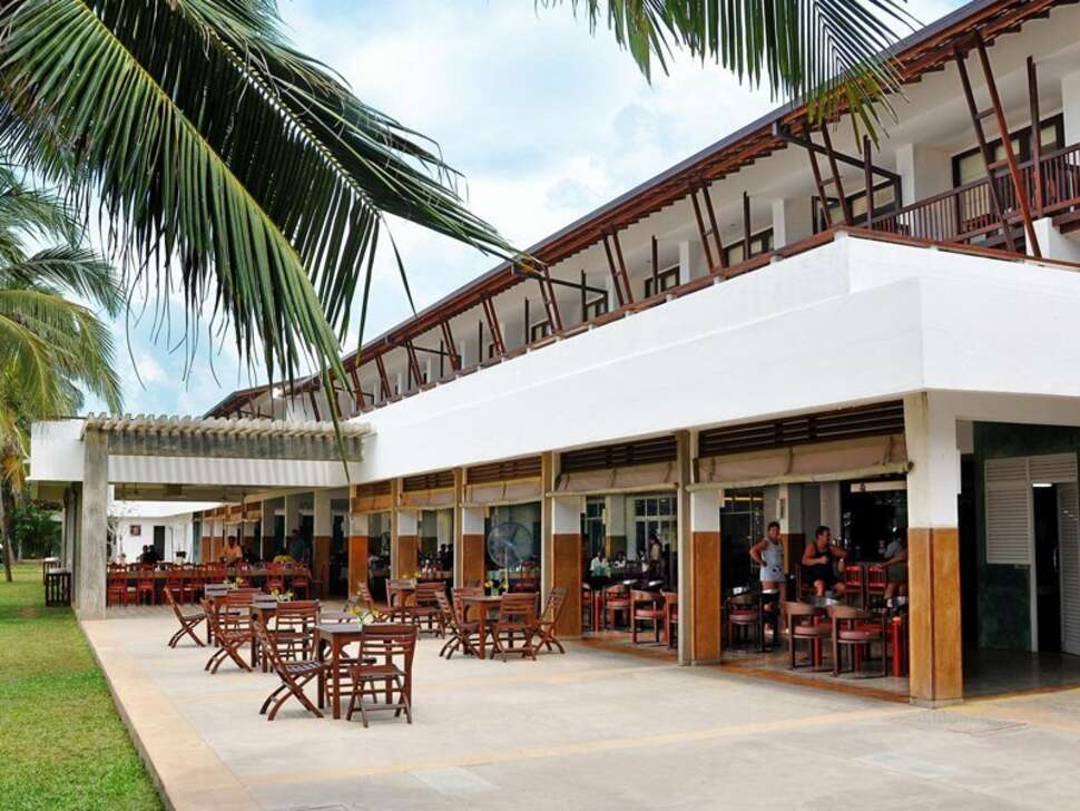 Een foto van het terras bij Goldi Sands Hotel
