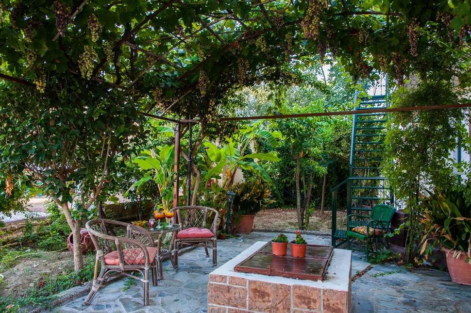 Een foto van het terras bij Zante Nest Studios & Appartementen