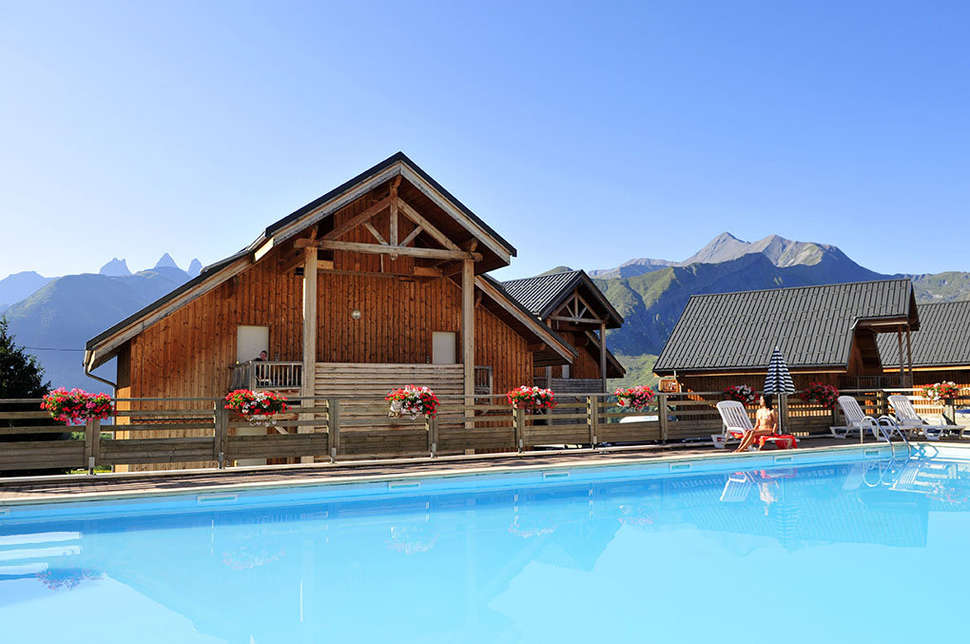 Een foto van het zwembad bij Les Chalets des Ecourt