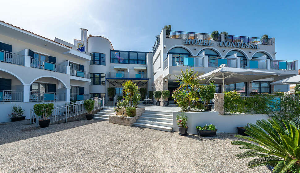 Een foto van de buitenkant van Contessa Hotel