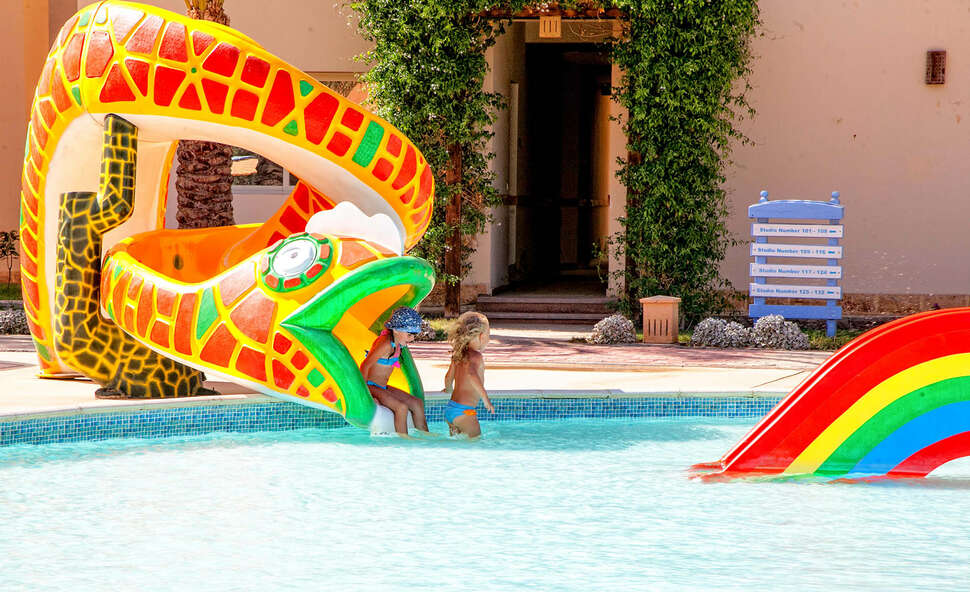 Een foto van het zwembad bij El Karma Aqua Beach Resort