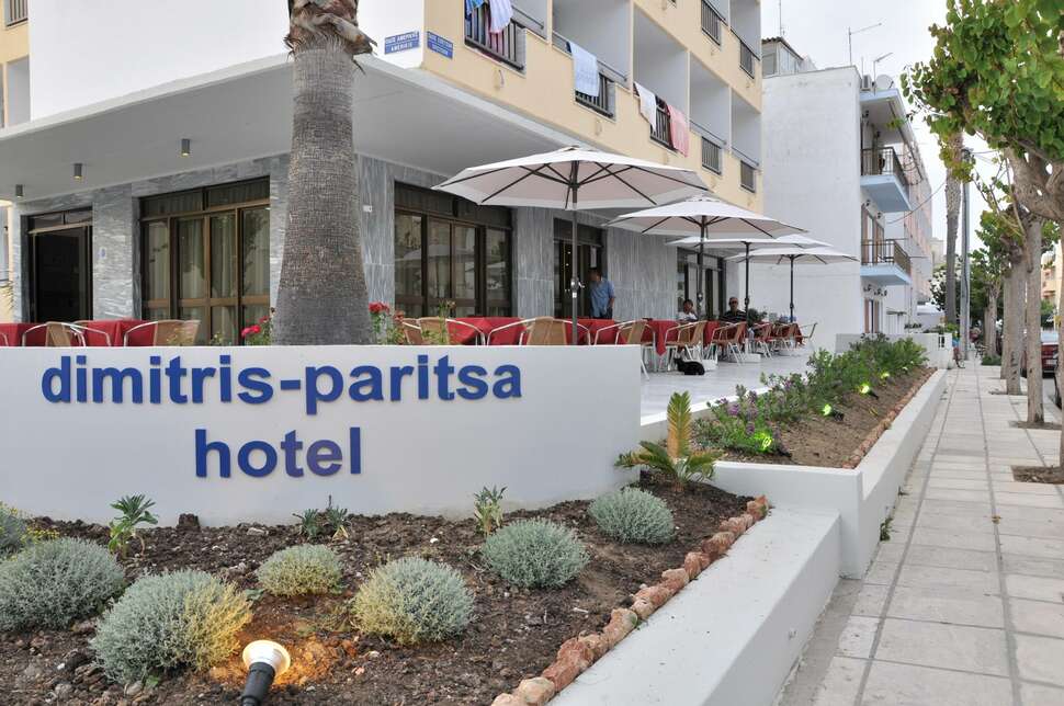 Een foto van de buitenkant van Dimitris Paritsa Hotel