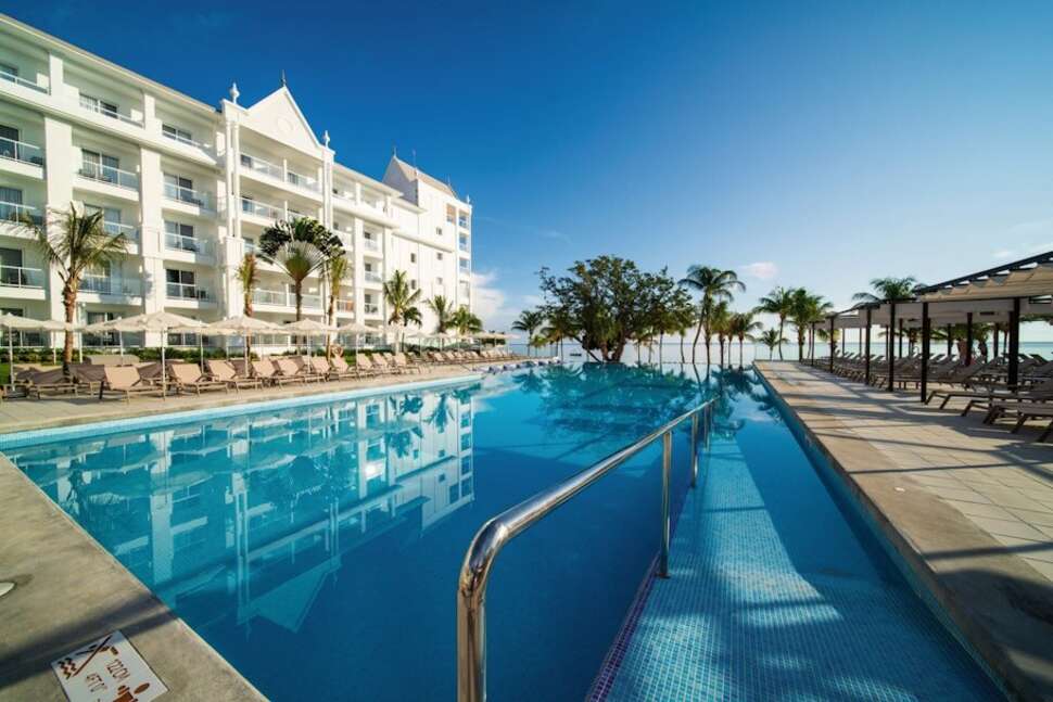 Een foto van het zwembad bij Riu Ocho Rios