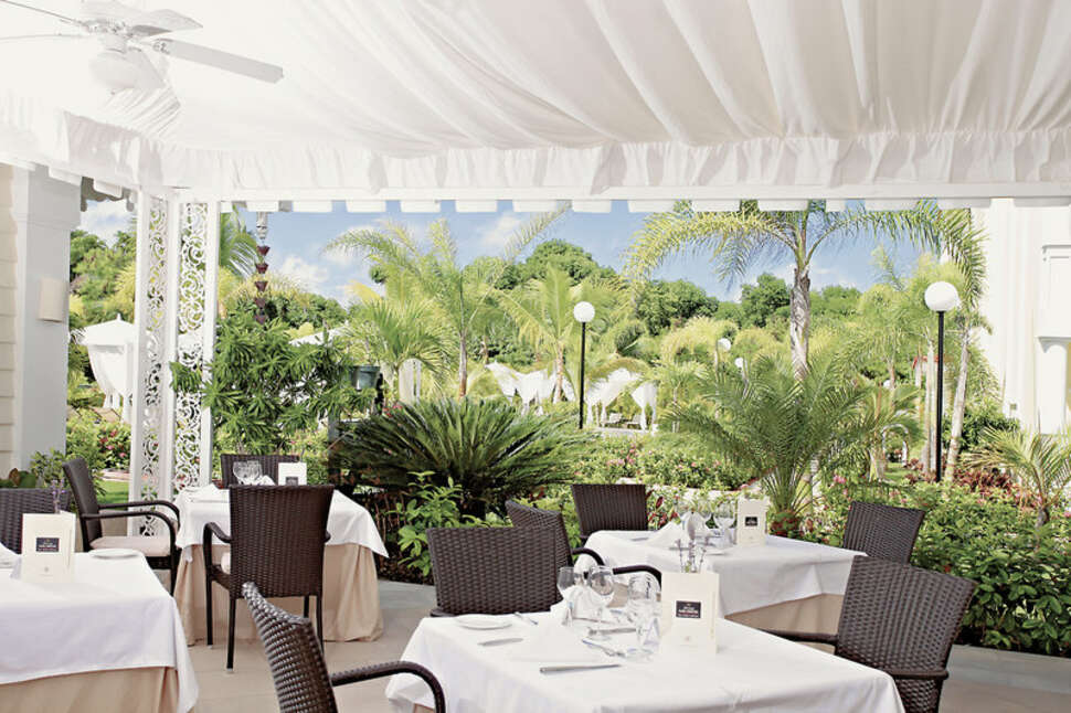 Een foto van het terras bij Luxury Bahia Principe Esmeralda