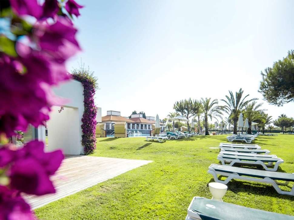 Een foto van het terras bij Robinson Club Quinta Da Ria