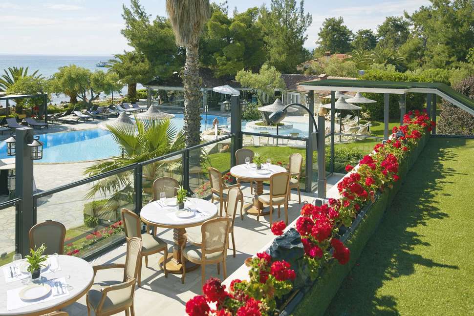 Een foto van het terras bij Anthemus Sea Beach Hotel & Spa