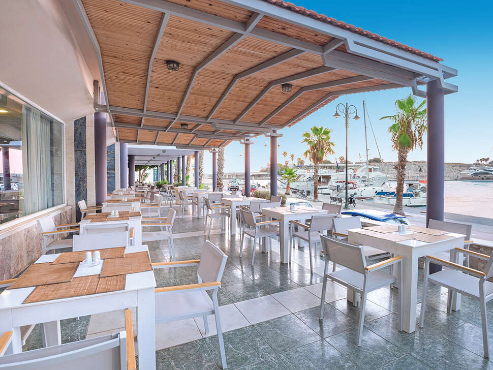 Een foto van het terras bij Kosta Palace City Hotel