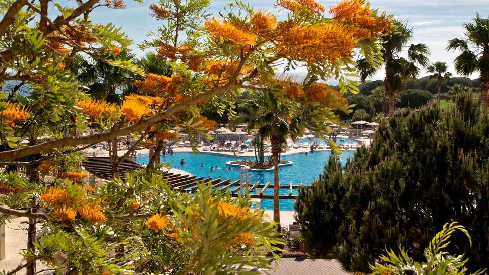 Een foto van het zwembad bij AP Adriana Beach Resort