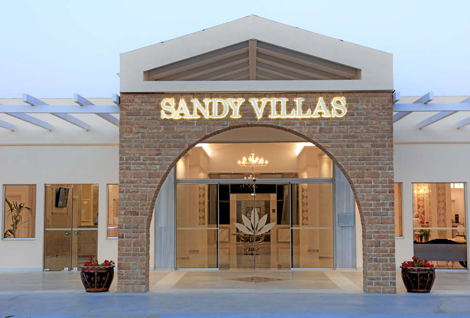 Een foto van de buitenkant van Sandy Beach & Villas