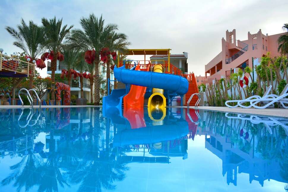 Een foto van het zwembad bij Minamark Resort & Spa