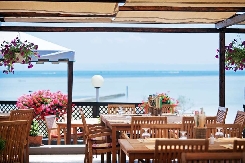 Een foto van het terras bij Club Del Sole Tenuta Primero Grado Family Collection