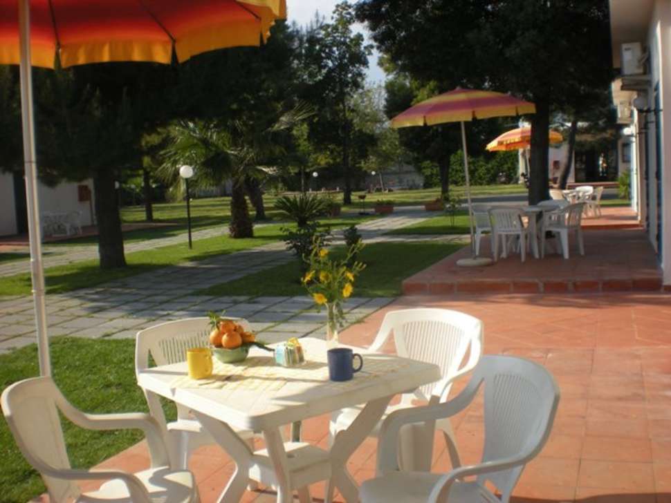 Een foto van het terras bij Villaggio Artemide