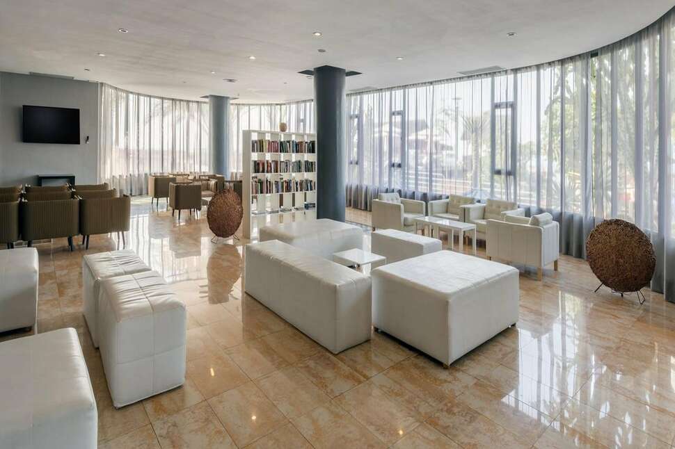 Ein Foto vom Innenbereich im Barcelo Santiago