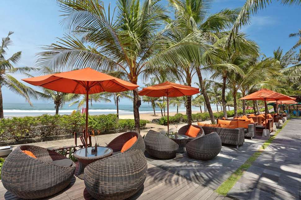 Een foto van het terras bij Legian Beach Hotel