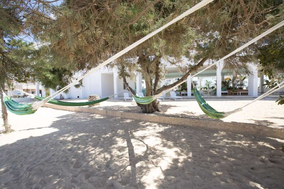 Een foto van de buitenkant van Endlss Beach & Disco Hotel Ibiza