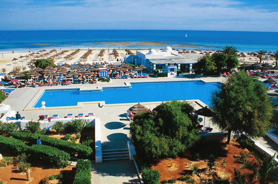 Een foto van het zwembad bij Calimera Yati Beach