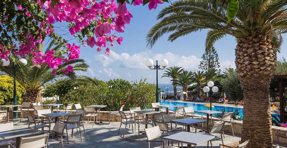 Een foto van het terras bij Chrissi Amoudia Hotel