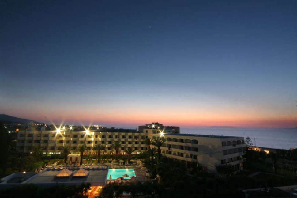 Een foto van de buitenkant van Hotel Ialyssos Bay