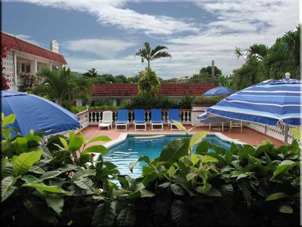 Een foto van het zwembad bij L'Esperance Hotel
