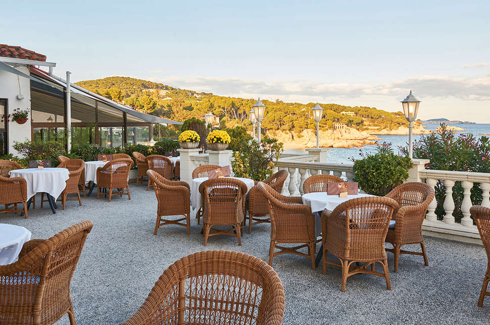 Een foto van het terras bij Hotel Costa Brava
