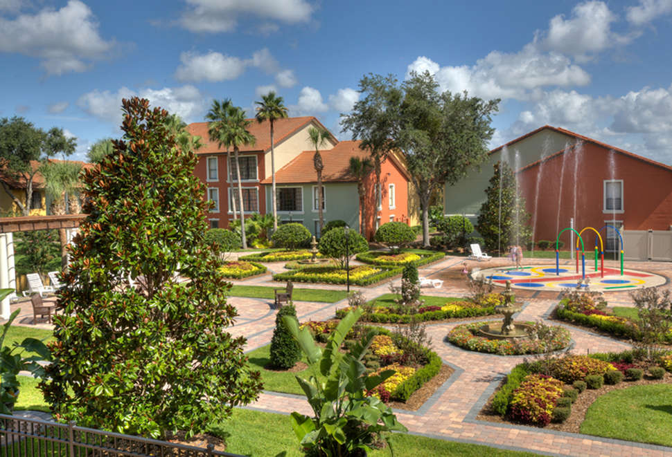Een foto van het terras bij Legacy Vacation Resort