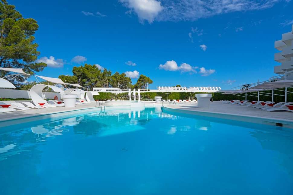 Een foto van het zwembad bij THB Naeco Ibiza