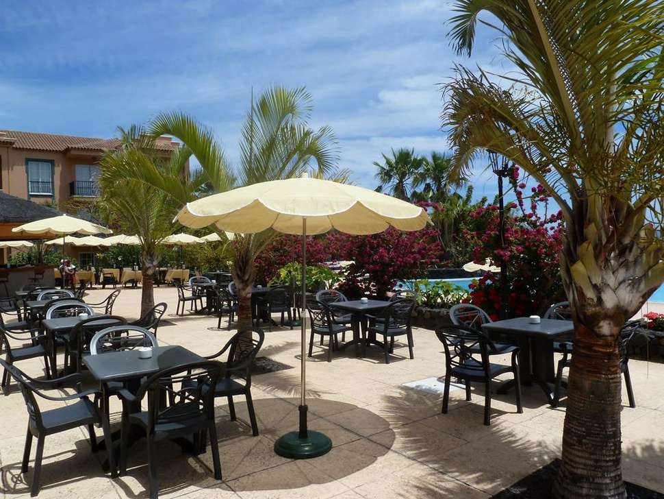Een foto van het terras bij Aparthotel Las Olas