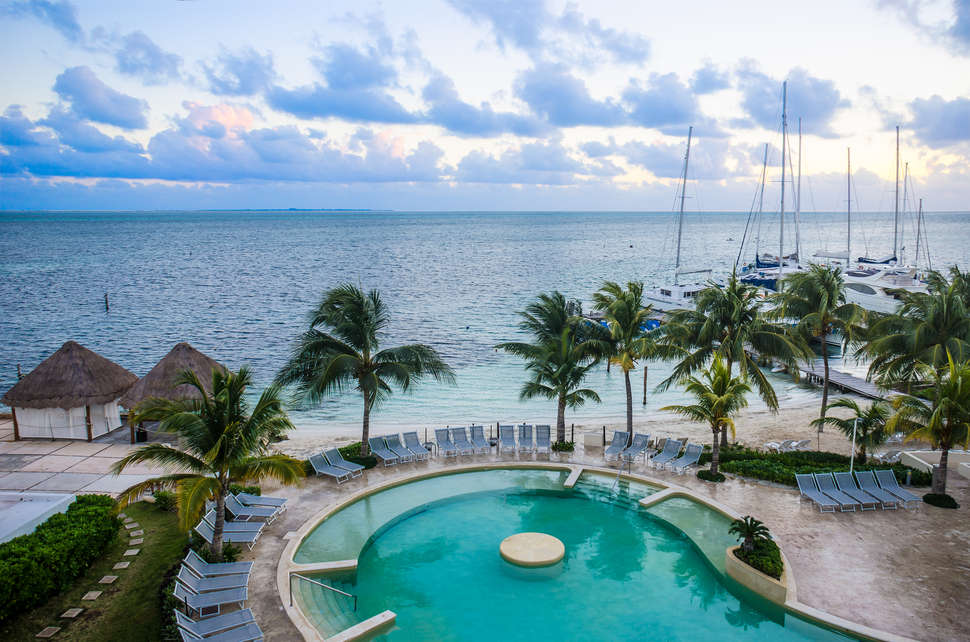 Een foto van het zwembad bij Cancun Bay Resort