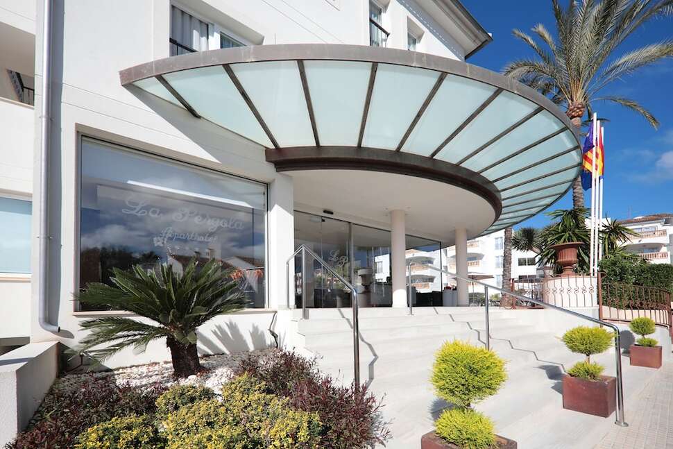 Ein Foto von der Außenansicht des La Pergola Aparthotel