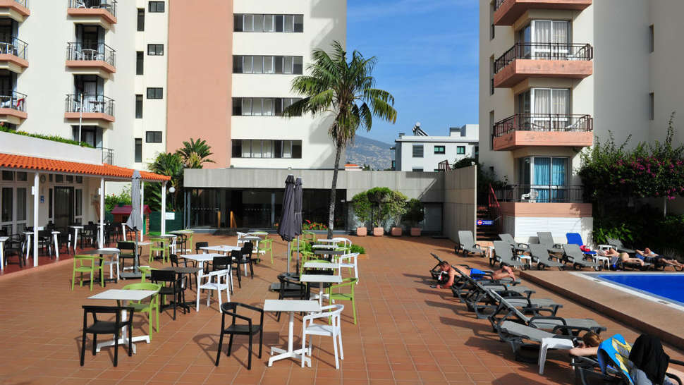 Een foto van het terras bij Dorisol Mimosa Hotel
