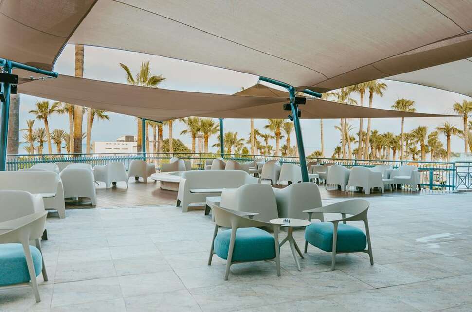 Een foto van het terras bij St. George Hotel Spa & Beach Resort
