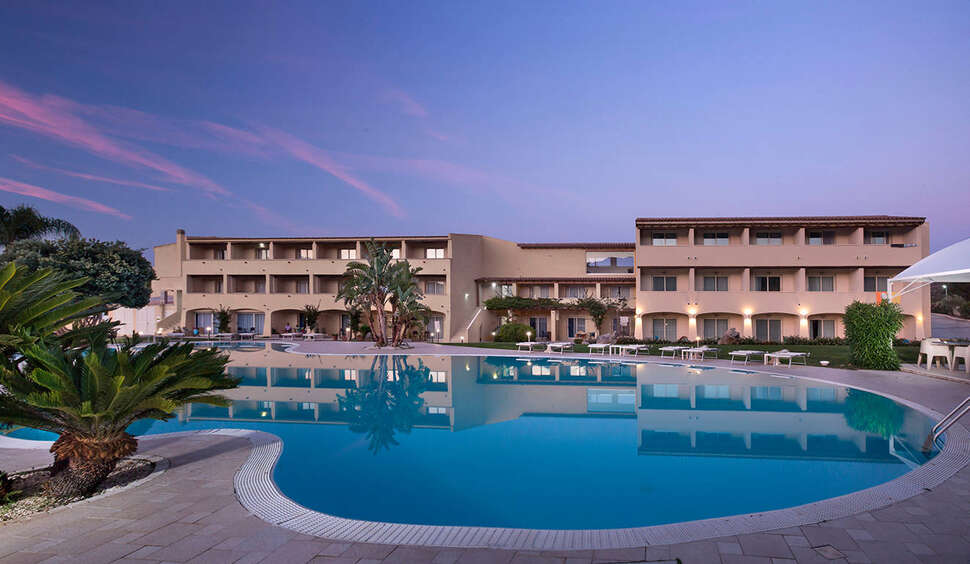 Een foto van het zwembad bij San Teodoro Hotel