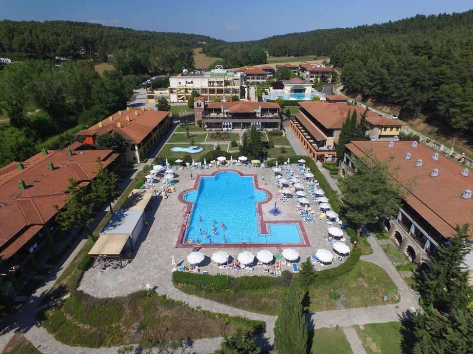 Een foto van het zwembad bij Simantro Resort