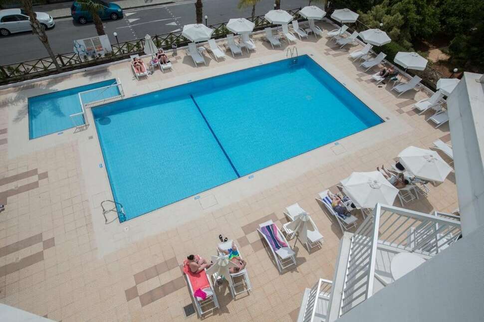 Een foto van het zwembad bij Napa Jay Hotel