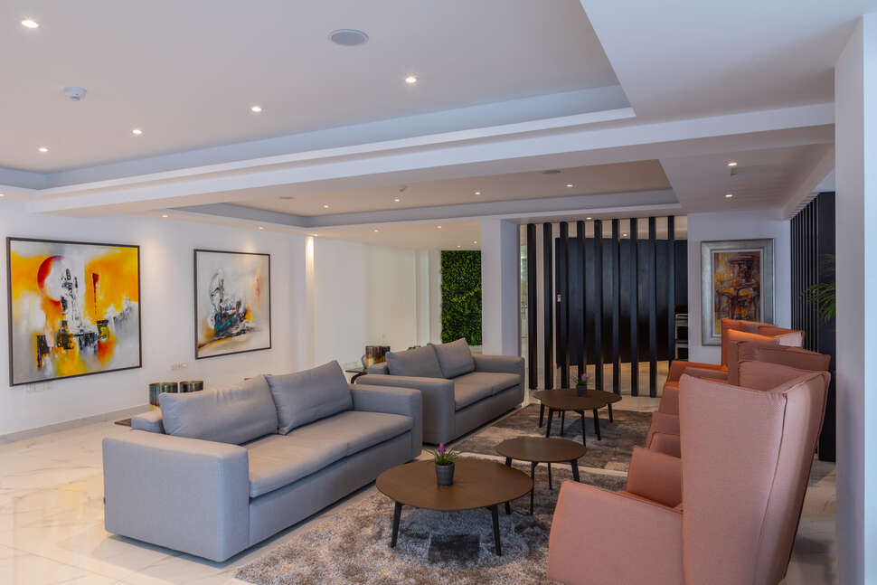 Een foto van het interieur van Leonardo Crystal Cove Hotel & Spa by the Sea