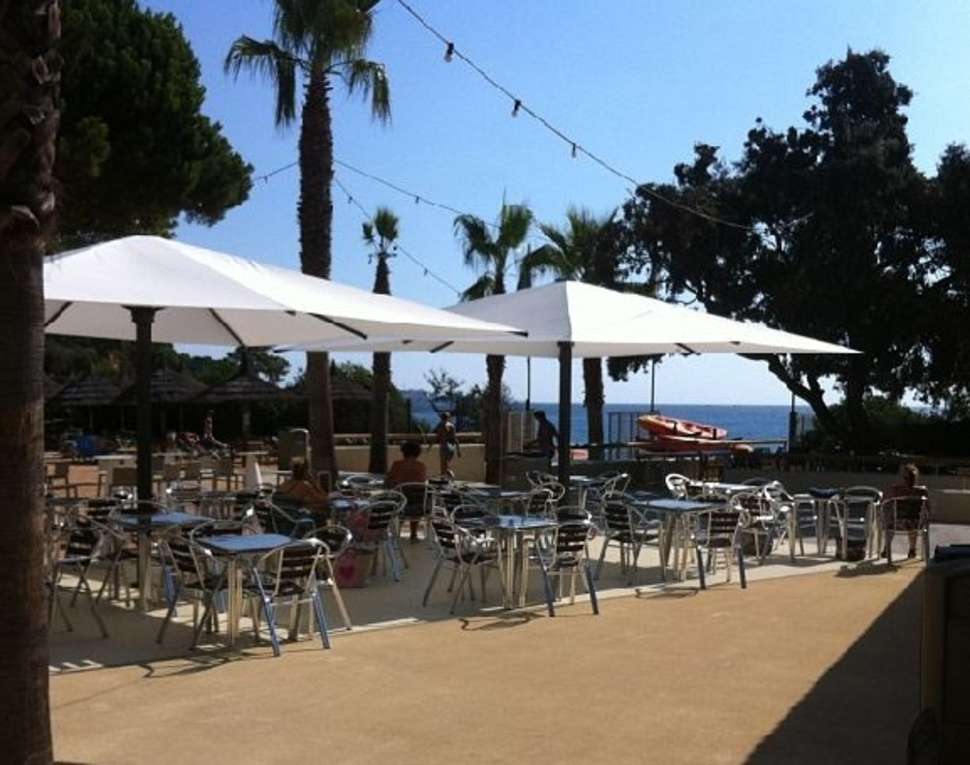 Een foto van het terras bij Camping Cala Gogo