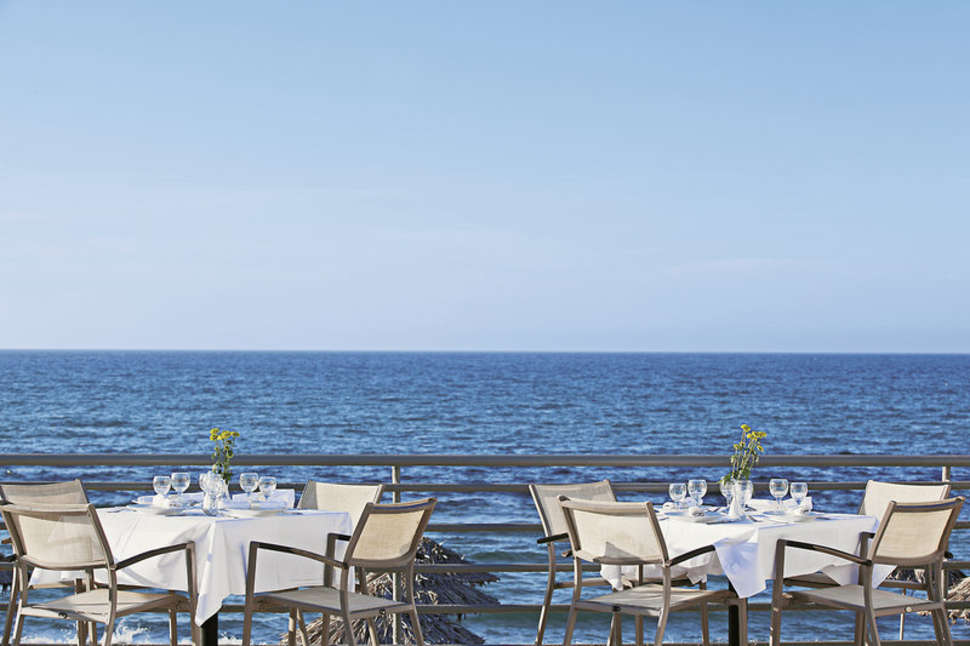 Een foto van het terras bij Civitel Creta Beach Hotel