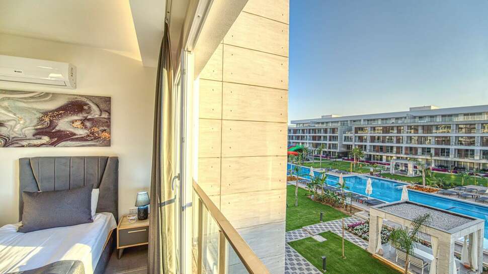 Ein Foto Courtyard Long Beach Holiday Resort