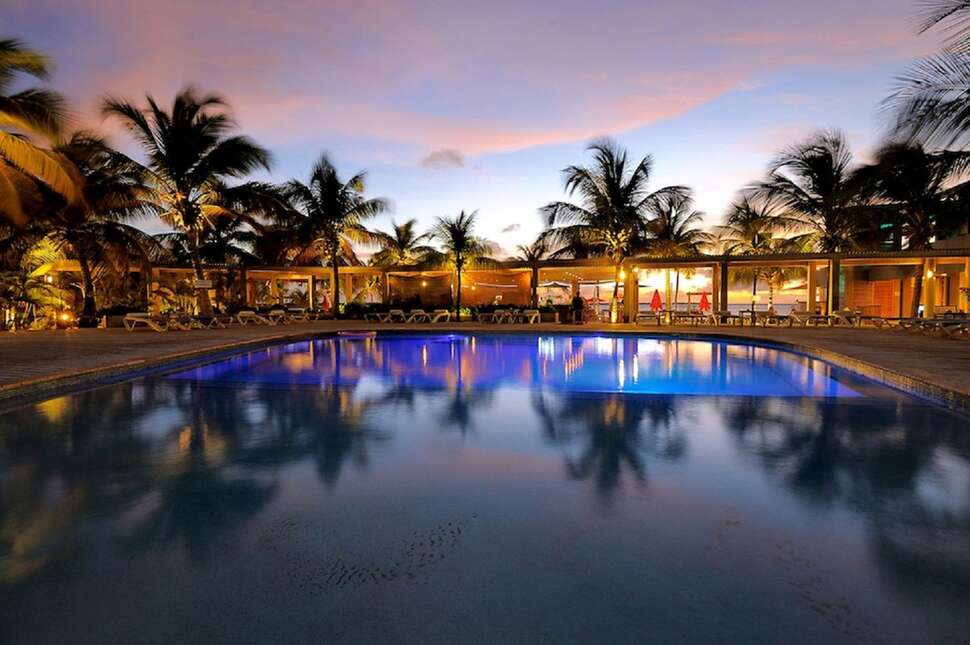 Een foto van het zwembad bij Eden Beach Resort